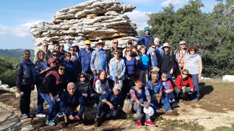 קבוצת אנשים מצטלמת