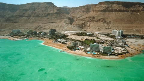 חוף עין בוקק תמונה ממעוף הציפור מים בצבע טורכיז וקו המלונות
