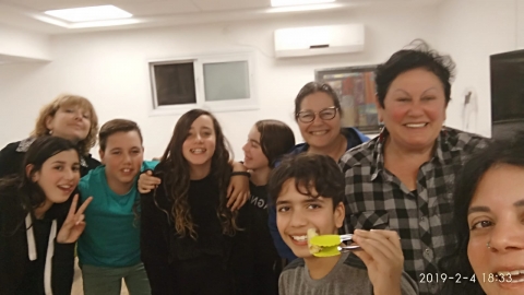 בית בראשית- תמונת סלפי של אנשים מחייכים