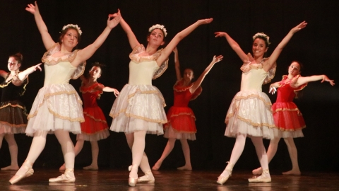3 רקדניות בשמלות לבנות