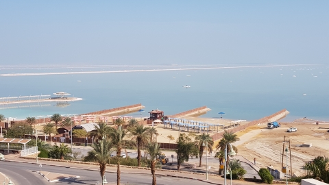 החוף הנפרד מוקף גדר וחיץ גדרות בין המתחמים
