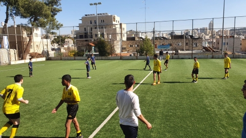 קבוצת קטרגל משחקים על הדשא