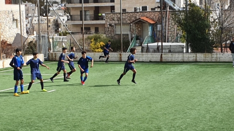 קבוצת קטרגל רצים על הדשא בזמן משחק