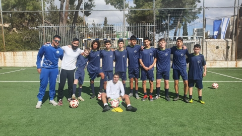 קבוצת קטרגל מצטלמים על הדשא