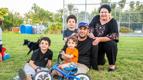 נאות הכיכר משפחה בדשא