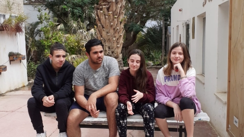 4 נערים יושבים על שולחן קק"ל
