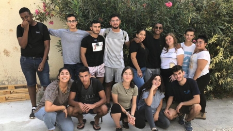 תמונה קבוצתית של נערים ונערות