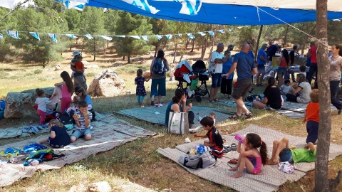 עמצאות 2018 בהר עמשא, ילדים על מחצלות בצל