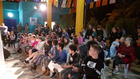 נאות הכיכר אנשים במתנס