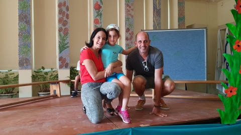 עין גדי משפחה מצטלמת