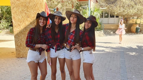 תיכון עין גדי פורים בנות מחופשות