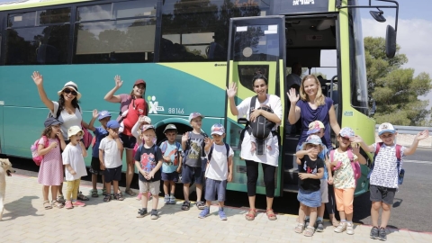 הר עמשא, ילדים וגננות אומרם שלום ליד אוטובוס