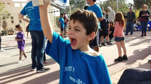 נאות הככר טורניר ילד עם גביע