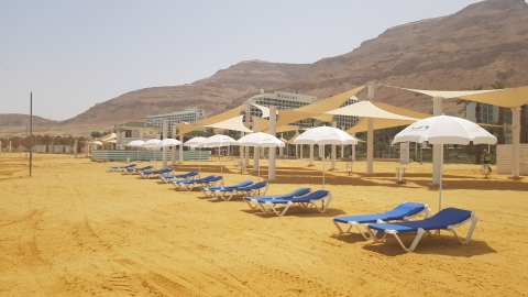 מיטות שיזוף על חוף הים