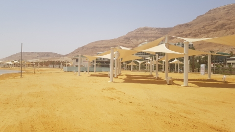 סככות הצל על חוף הים