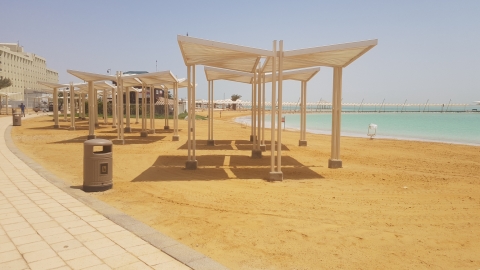 סככות צל וטיילת מדרכה על החוף
