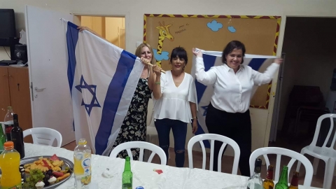 נווה זוהר עצמאות, נשים עם דגל ישראל