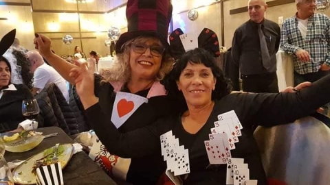 נווה זוהר פורים, שתי נשים מחופשות 