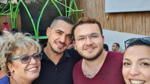 נווה זוהר, אנישם מצטלמים סלפי