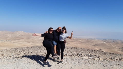 נווה זוהר אנשים מצטלמים על נוף מדברי