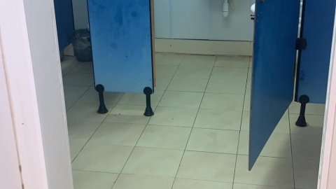 תא שירותים עם דלת כחולה