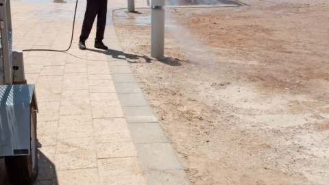 נקיון החוף ומדרכות הטיילת