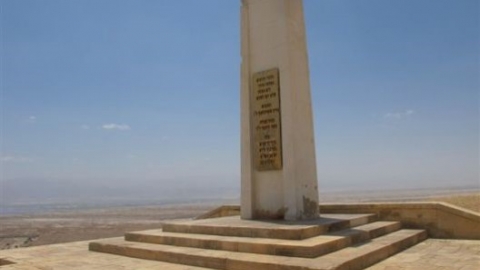 תצלום של האנדרטה לפורצי הדרך לסדום כביש 25- אבן גבוהה חומה