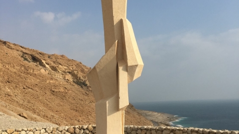 אנדרטה לזכר פיקי, פסל גבוה מעוצב בצבע בז'