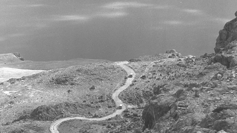 תצלום מהגובה של מעלה יאיר בשחור לבן, רואים מדבר ושבילים