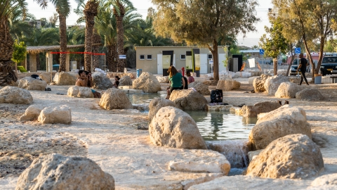 פארק נחל אמציהו אנשים בשכשוכיות המים