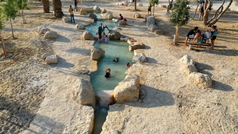 פארק נחל אמציהו אנשים וילדים בשכשוכית כחולה