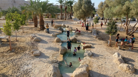 פארק נחל אמציהו אנשים בכשכשוכית כחולה