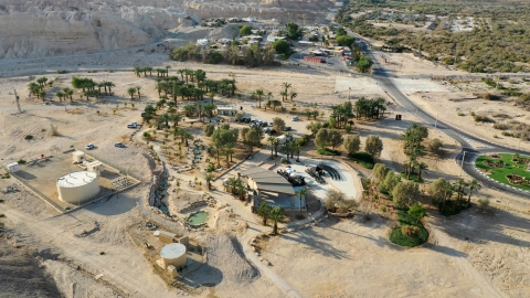פארק נחל אמציהו תמונה ממעוף הציפור של הפארק, שבילים, אנשים, עצים,שכשוכיות