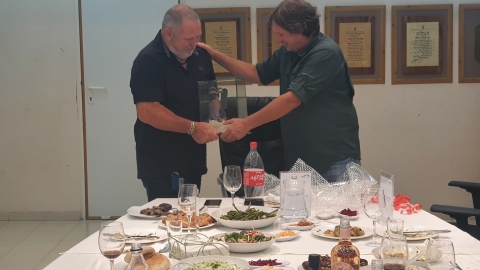 ראש המועצה לוחץ יד לאחד מהשגרירים 