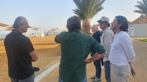 ראש המועצה מראה לשגרירים את החופים של ים המלח