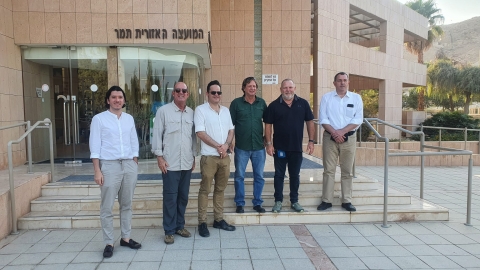 תמונה בכניסה למועצה של ראש המועצה והשגרירים
