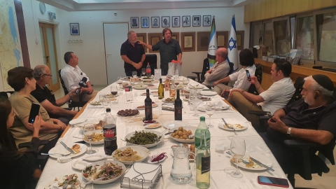 השגרירים וראש המועצה סועדים יחד מסביב לשולחן