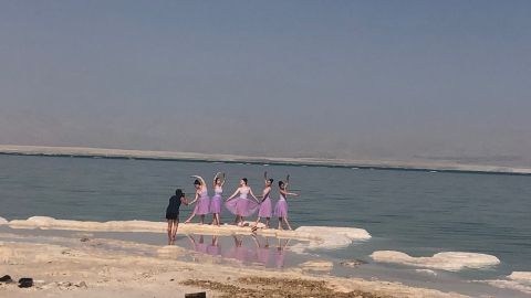 רקדניות לבושות סגול מצטלמות על פטריות המלח